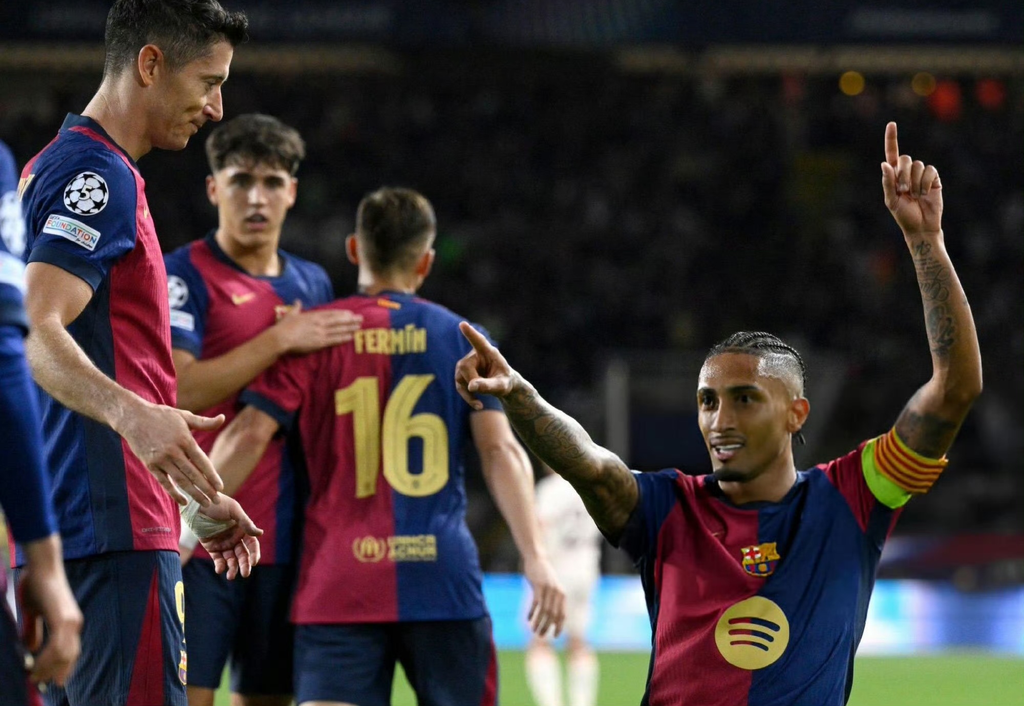 德甲赛程吃紧，巴塞罗那转会期绝杀压哨，赛场秩序良好，球队文化再被提及(皇马03完败巴塞罗那)